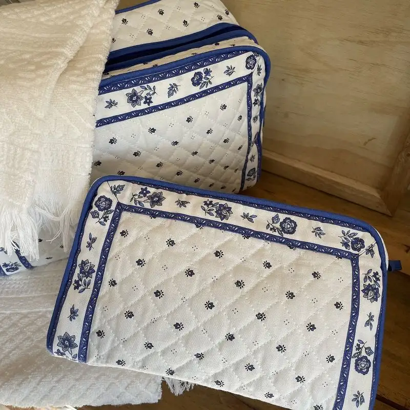trousse-de-toilette-en-coton-matelasse-calissons-blanc-et-bleu-1