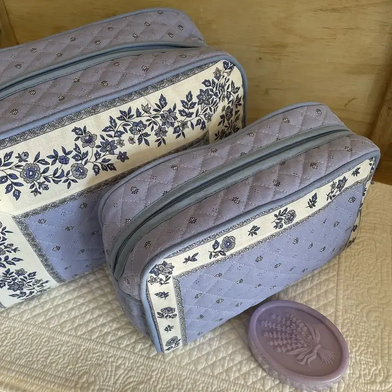 trousse-de-toilette-en-coton-matelasse-calissons-ecru-et-lavande-1