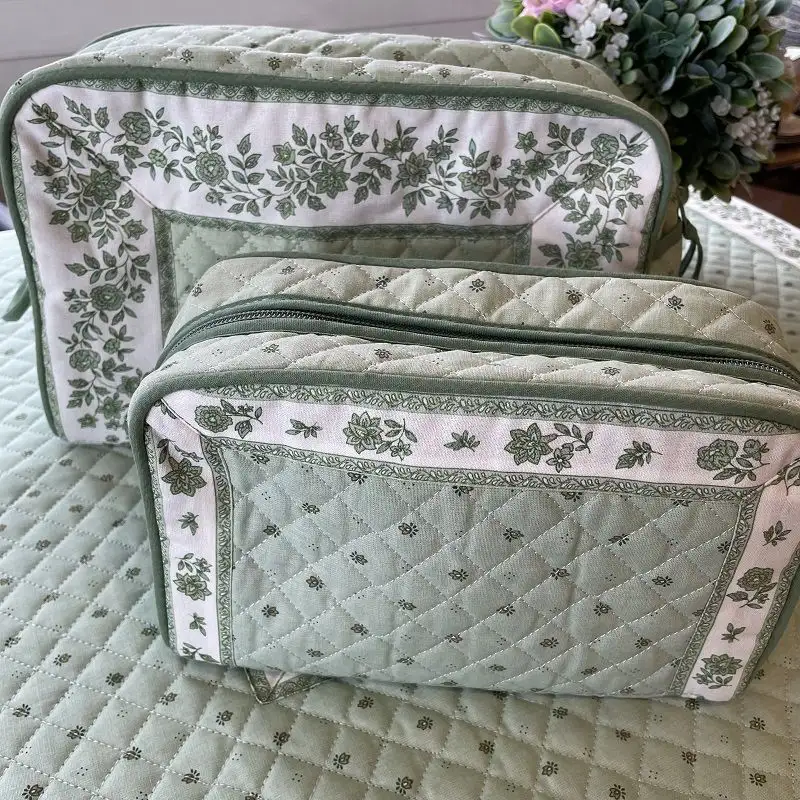 trousse-de-toilette-en-coton-matelasse-calissons-vert-et-beige-1