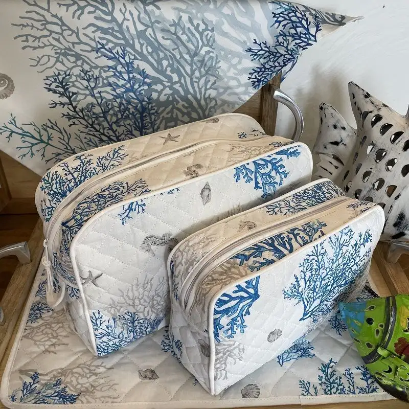trousse-de-toilette-en-coton-matelasse-lagon-ecru-et-bleu-1
