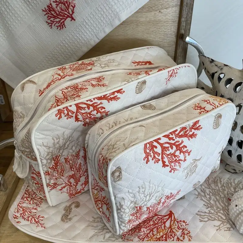 trousse-de-toilette-en-coton-matelasse-lagon-ecru-et-corail-1